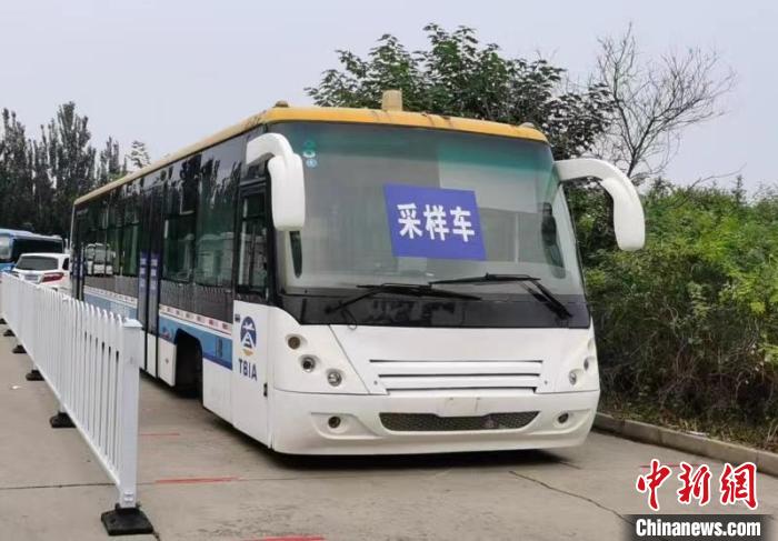 天津滨海机场将摆渡车改造成系列移动式“疫情防控专车”。　天津滨海机场供图