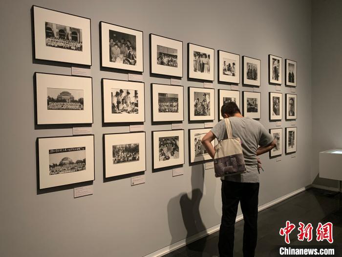 民众周末参观清华大学艺术博物馆“栋梁——梁思成诞辰一百二十周年文献展”。　马帅莎 摄