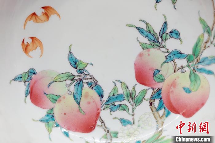 清 乾隆 粉彩过枝桃蝠纹盘 故宫博物院藏 ???? “动脉影” 摄 摄