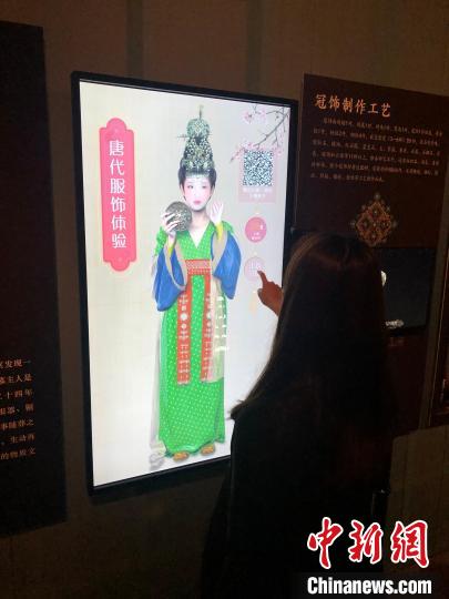 观众在首都博物馆展厅内使用互动设备。 李纯 摄