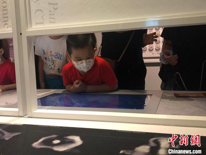 观众在首都博物馆展厅内使用互动设备。 李纯 摄