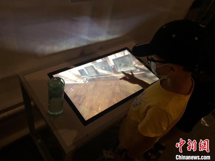 观众在首都博物馆展厅内使用互动设备。 李纯 摄