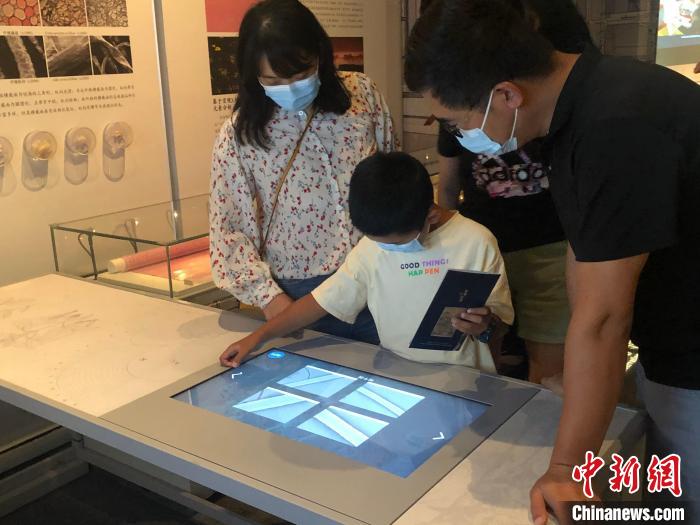 观众在首都博物馆展厅内使用互动设备。　李纯 摄