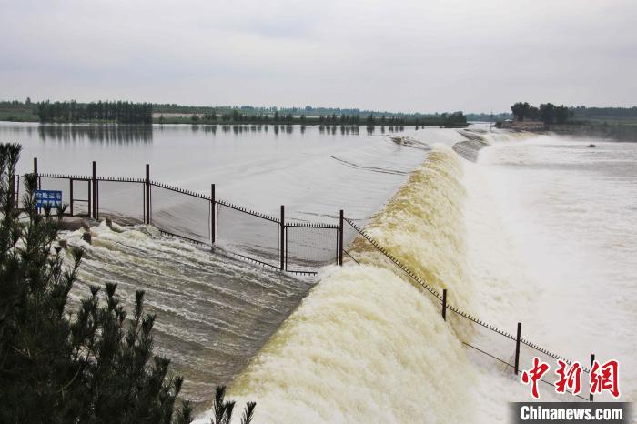 戴村坝的建成,保障了明清两代500多年的漕运畅通,至今仍在发挥控制河势、拦沙缓洪等重要作用。 赵晓 摄