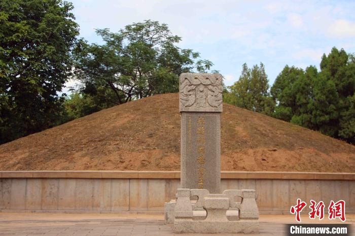 象征中菲友谊的苏禄王墓，历经600余年仍保存完好。　赵晓 摄