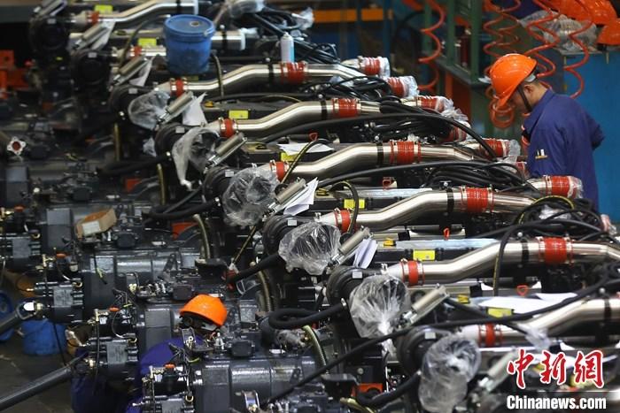 资料图：一家制造企业内，工人在生产线上忙碌。
<a target=<i></i>'_blank<i></i>' href=<i></i>'http://www.chinanews.com/<i></i>'>中新社</a>记者 泱波 摄