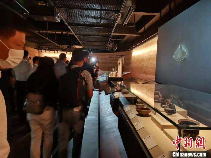 观众参观“天下盐城”——盐城历史文化展览。 顾名筛 摄