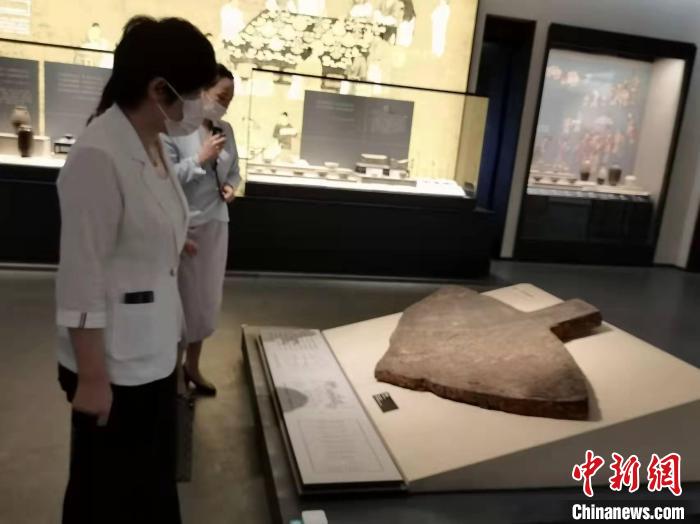 盐城市博物馆新馆的“镇馆之宝”切块盘铁引人注目。 顾名筛 摄