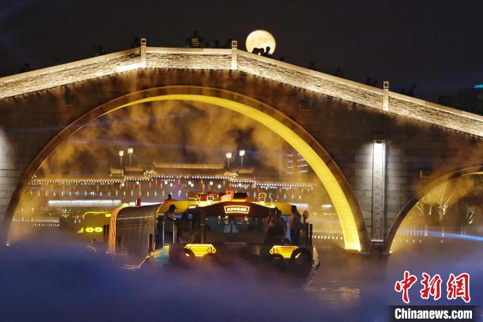 “光影秀”中夜游运河品“水韵江苏”。 倪黎祥 摄