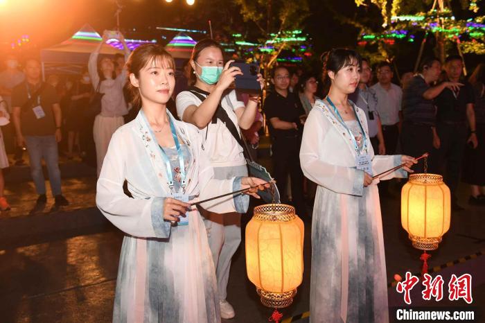 百人评弹表演《苏州好风光》。 余萍 摄