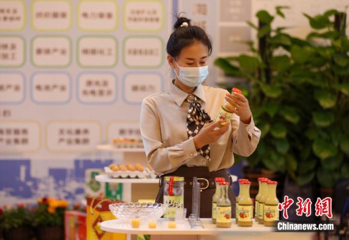 参会人员在参观商品。 于海洋 摄