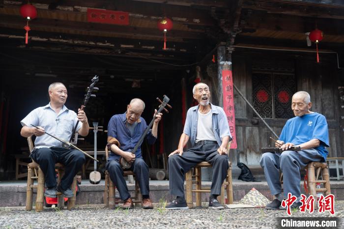 民间盲人音乐师的斑斓世界：弦音内外诉人生