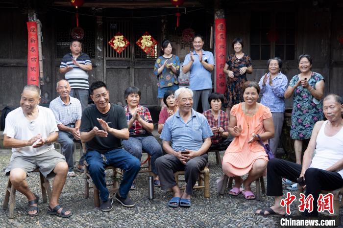 观众为四位老人的表演鼓掌。　徐铭怿供图