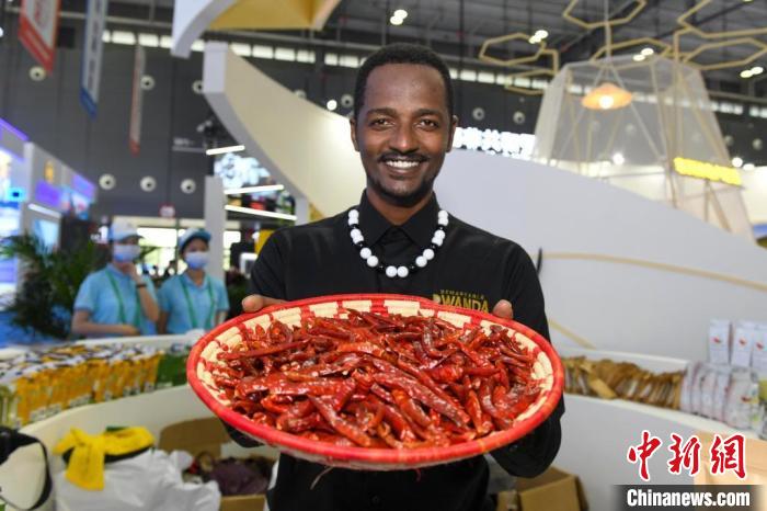 第二届中非经贸博览会上，卢旺达参展商展示当地的特产辣椒。　杨华峰 摄