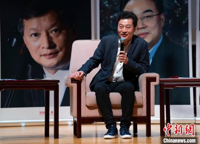 著名小提琴家吕思清现场和参加嘉年华的青少年交流 北京国际音乐节艺术基金会供图