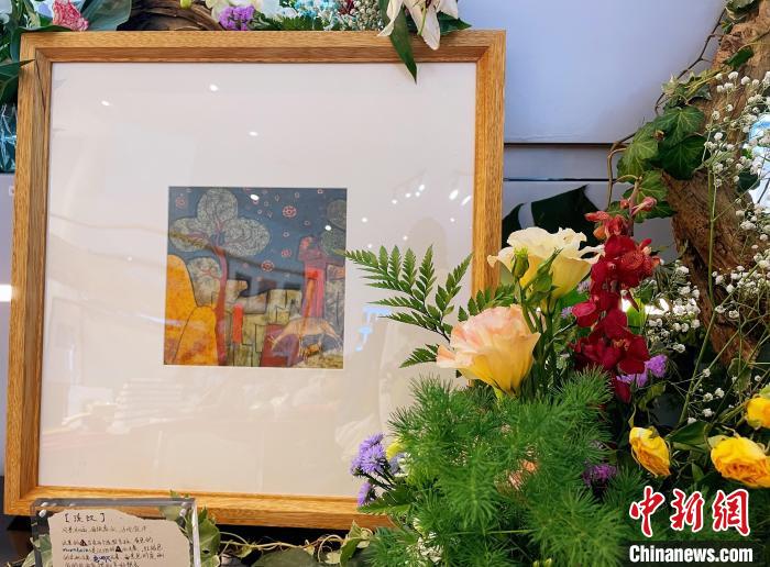 走进雪域妙众的后花园——高志勇壁画摄影作品展展出的作品。　冉文娟 摄