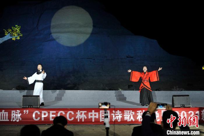 “黑色石油 红色血脉”中国诗歌秋晚克拉玛依现场 中国诗歌春晚组委会供图