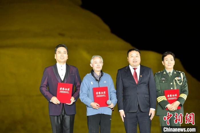 钟振振教授(左二)，国家一级演员刘纪宏(右一)和司红军(左一)现场获颁克拉玛依市文艺顾问证书 中国诗歌春晚组委会供图