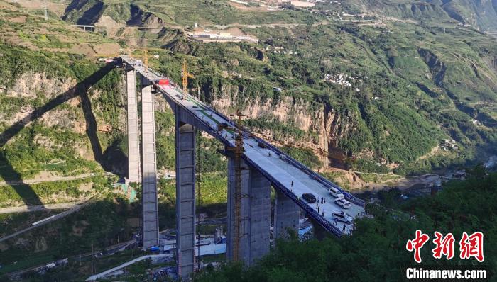 顺利合龙后的金阳河“三峡连心桥”。郭妍 摄