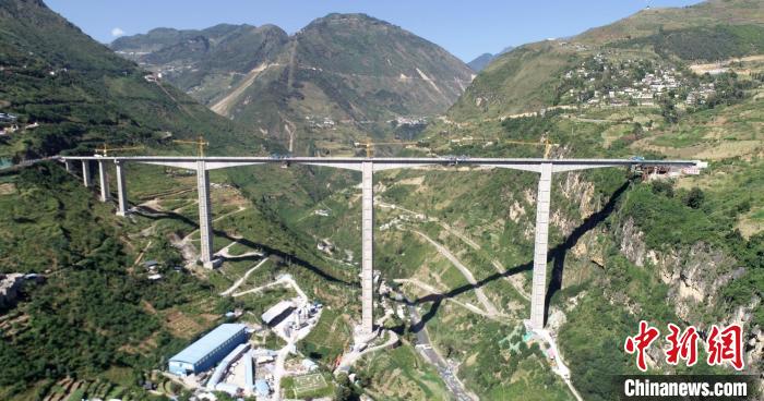 世界第一高钢管格构墩金阳河“三峡连心桥”顺利合龙预计年底通车