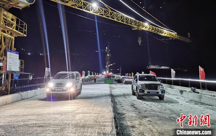 建设者们连续浇筑施工现场。郭妍 摄