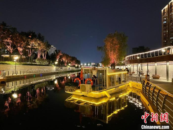 首届“风情亮马 律动朝阳”亮马国际风情音乐节开幕。主会场位于燕莎码头,可乘游船悠游亮马河。 杜燕 摄