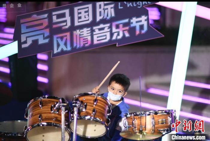 首届“风情亮马 律动朝阳”亮马国际风情音乐节开幕。主会场位于燕莎码头,可乘游船悠游亮马河。 田雨昊 摄