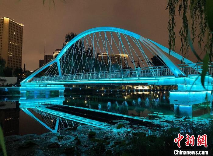 首届“风情亮马 律动朝阳”亮马国际风情音乐节开幕。主会场位于燕莎码头,可乘游船悠游亮马河。 杜燕 摄