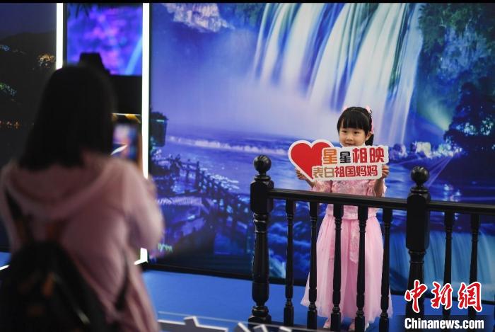 首届“风情亮马 律动朝阳”亮马国际风情音乐节开幕。主会场位于燕莎码头,可乘游船悠游亮马河。 田雨昊 摄