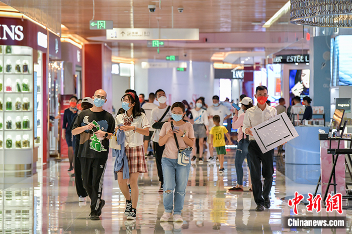 10月1日，民众在海南省海口市日月广场的海控全球精品免税城购物。<a target=<i></i>'_blank<i></i>' href=<i></i>'http://www.chinanews.com/<i></i>'>中新社</a>记者 骆云飞 摄