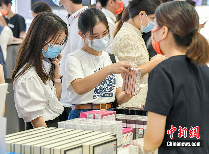 10月1日，顾客在海南省的中免集团海口日月广场免税店选购商品。 <a target=<i></i>'_blank<i></i>' href=<i></i>'http://www.chinanews.com/<i></i>'>中新社</a>记者 骆云飞 摄