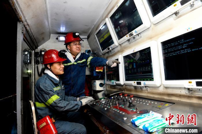 仝晓军在皮带顺槽集控平台观察智能化工作面设备的运行情况。　受访者供图