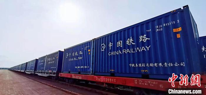 首列天津港—西北地区“公转铁”“散改集”敞顶箱专列发运