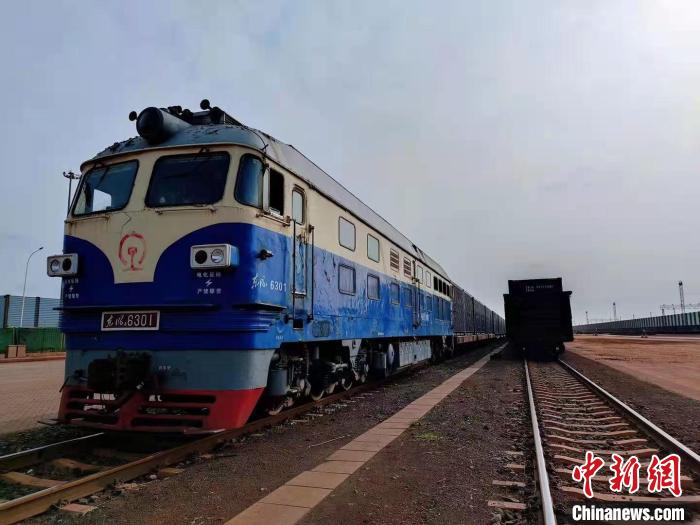 10月2日，首列天津港—西北地区“公转铁”“散改集”敞顶箱专列发运。　天津港集团供图