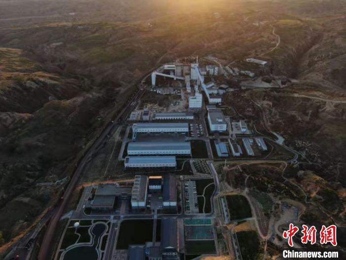 图为麻地梁煤矿鸟瞰图。　金墨 摄