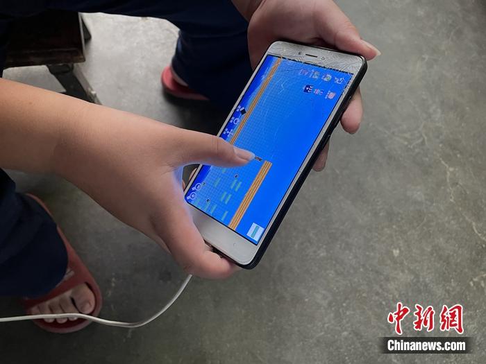 一些孩子们在“十一”假期玩游戏。<a target=<i></i>'_blank<i></i>' href=<i></i>'http://www.chinanews.com/<i></i>' >中新网</a>记者 吴涛 摄
