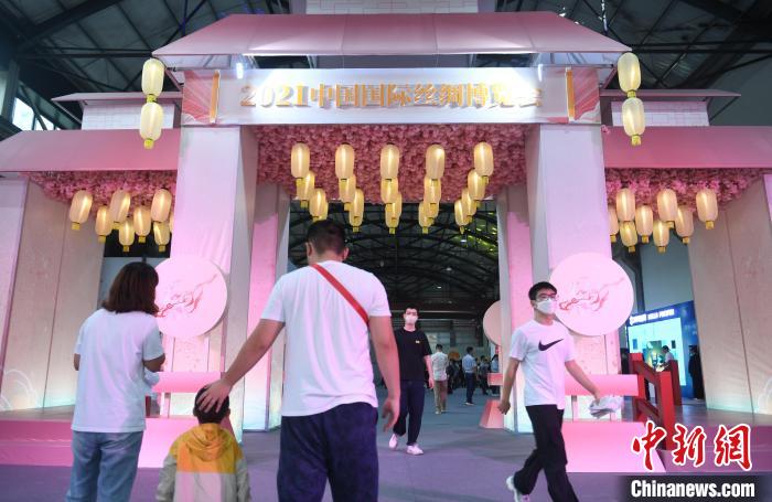 丝鹿东方·2021中国国际丝绸博览会现场。　王刚 摄