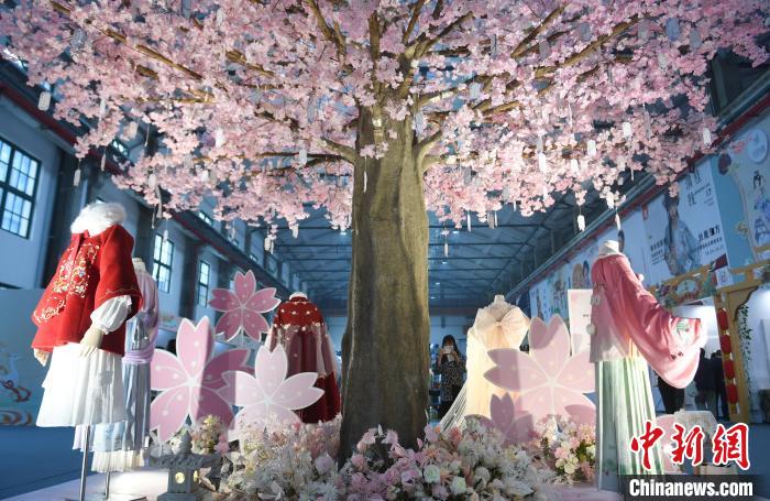 丝鹿东方·2021中国国际丝绸博览会现场。　王刚 摄