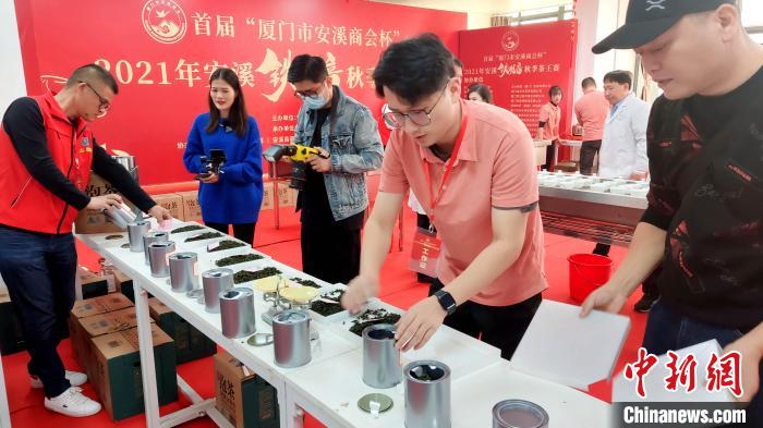 工作人员做好准备工作。杨伏山 摄