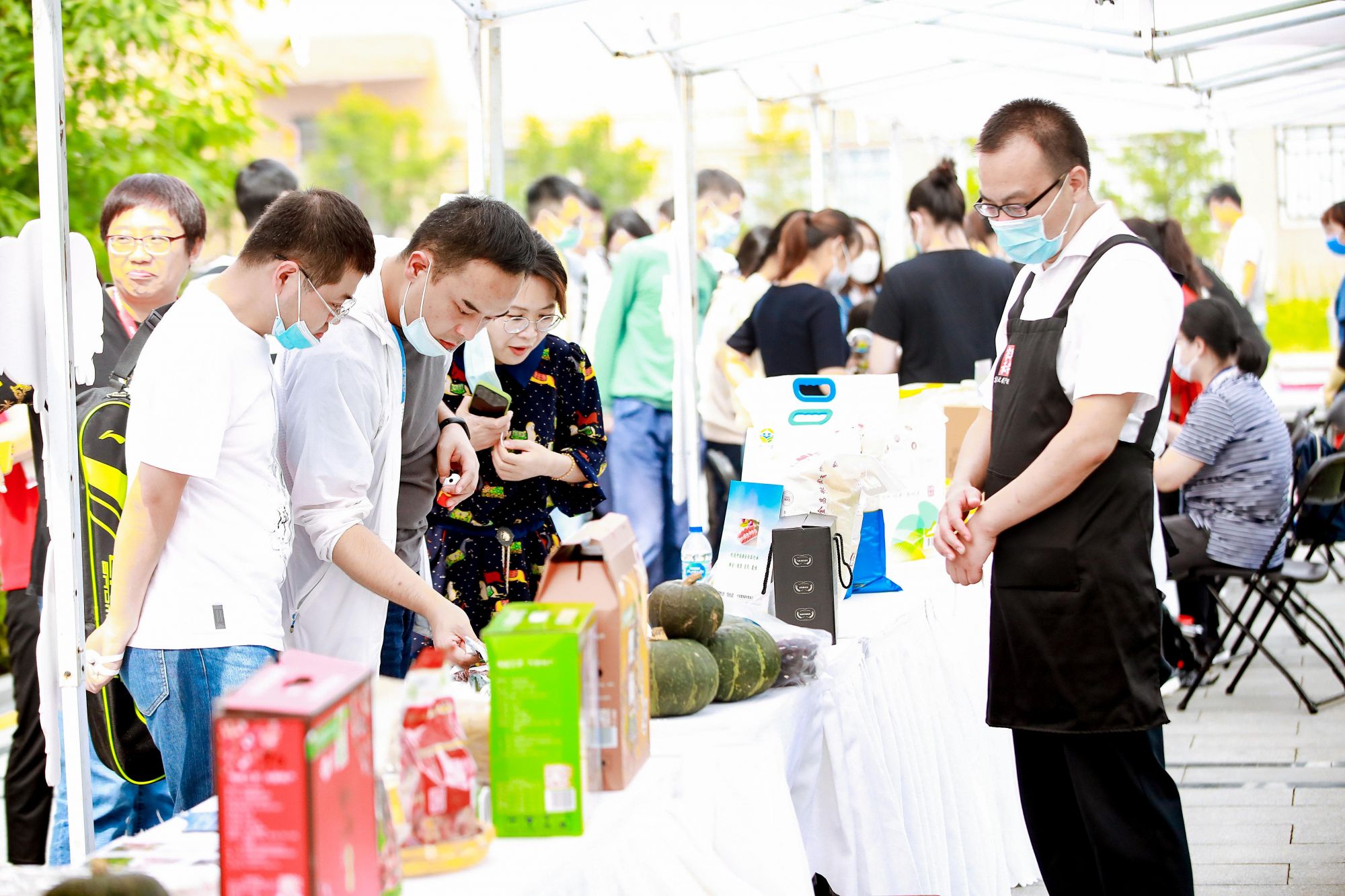 在活动现场，来自内蒙古科右前旗索伦镇、察尔森镇的商品琳琅满目，米、面、粮、油、牛肉干、沙果干……现场观众驻足品尝、选购。在推介产品的同时融入蒙古特色演出、传统非遗手工互动等多元化的活动内容。