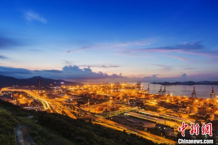 深圳盐田国际集装箱码头是国内最早一批推动实施“油改电”“气改电”的港口。梁冬青 摄