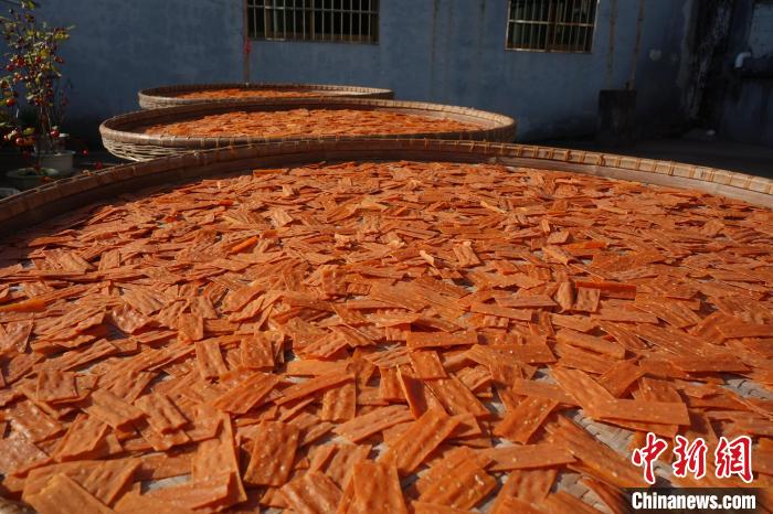 农户自己包装好的番薯片 项菁 摄