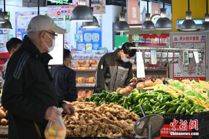 资料图：河北省石家庄市一大型超市内，市民正在选购蔬菜。 <a target=<i></i>'_blank<i></i>' href=<i></i>'/<i></i>'>中新社</a>记者 翟羽佳 摄