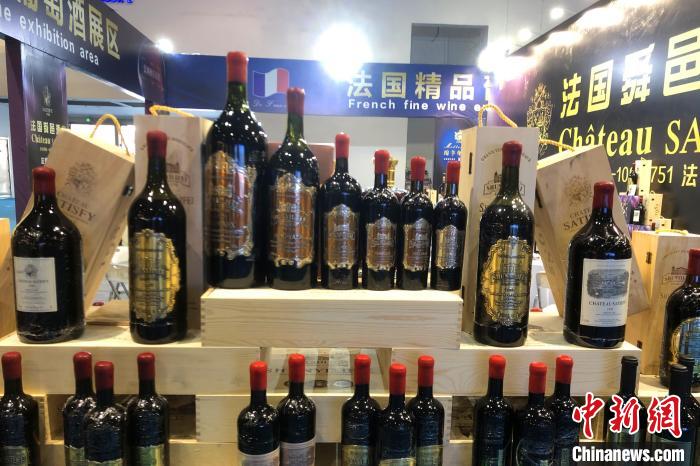 图为展出的法国红酒。吴鹏泉 摄