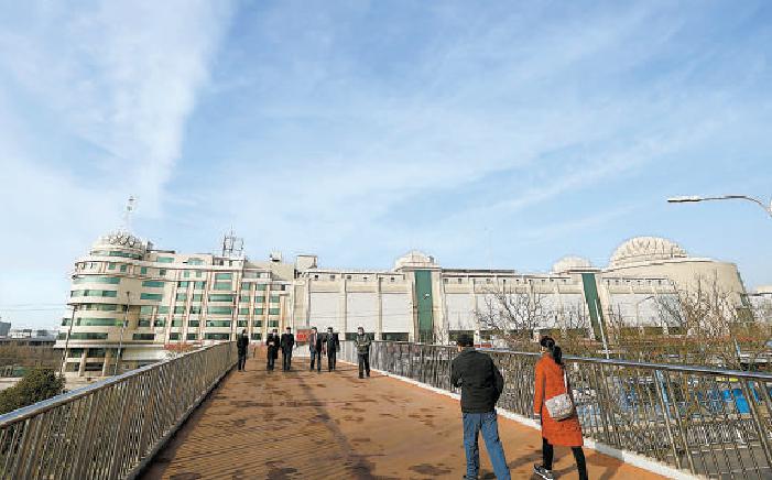 昨天上午,南中轴国际文化科技园揭牌,大红门服装商贸城将华丽转身。 本报记者 刘平摄