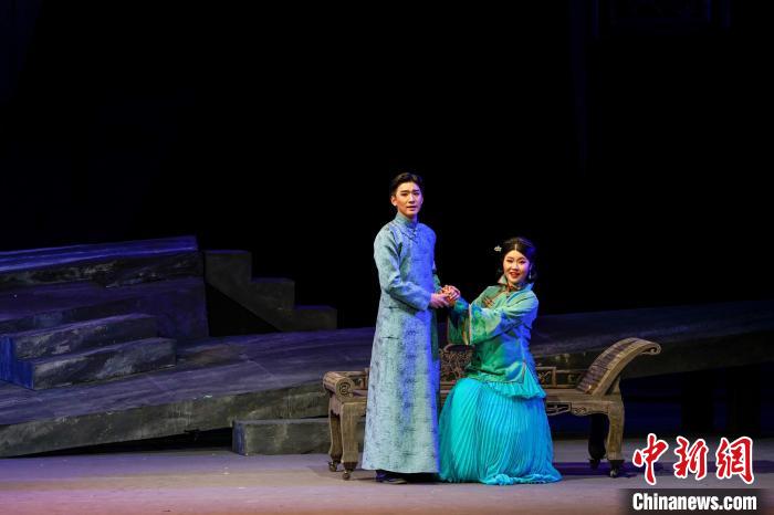 新创北京曲剧《家》在京首演 段姝 摄