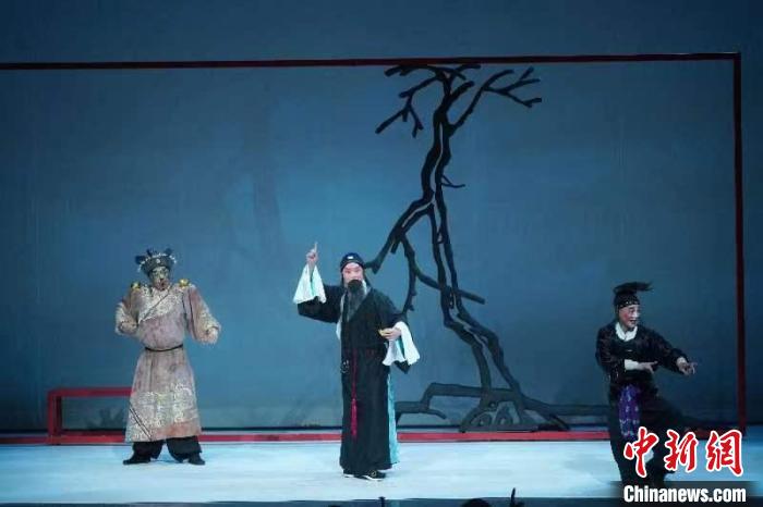 《一坛金》，在嬉笑中揭示“钱能富外，不能富内”的人生哲理。上海京剧院供图