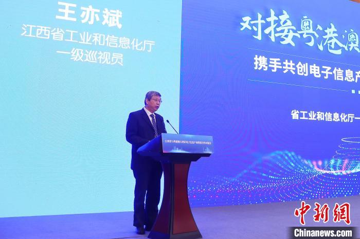 图为江西省工信厅一级巡视员王亦斌介绍江西电子信息产业情况。刘占昆 摄