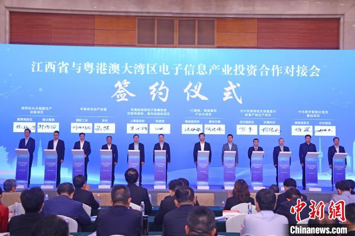 现场还举行了项目签约，涉及签约项目33项，投资总额达384亿元。刘占昆 摄