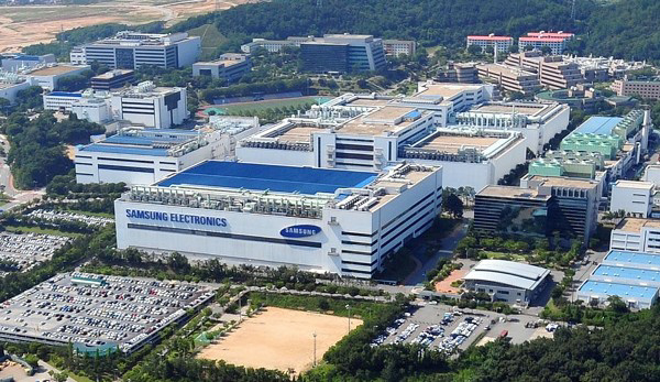 三星电子工厂实拍,屋顶覆盖深蓝色的太阳能电池板